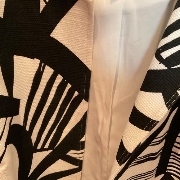 Chico’s black and white print jacket, sized 1 ( medium) - Picture 3 of 6